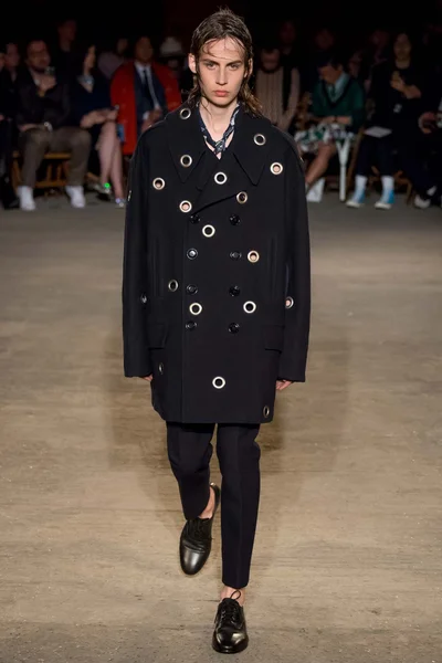 Look 16